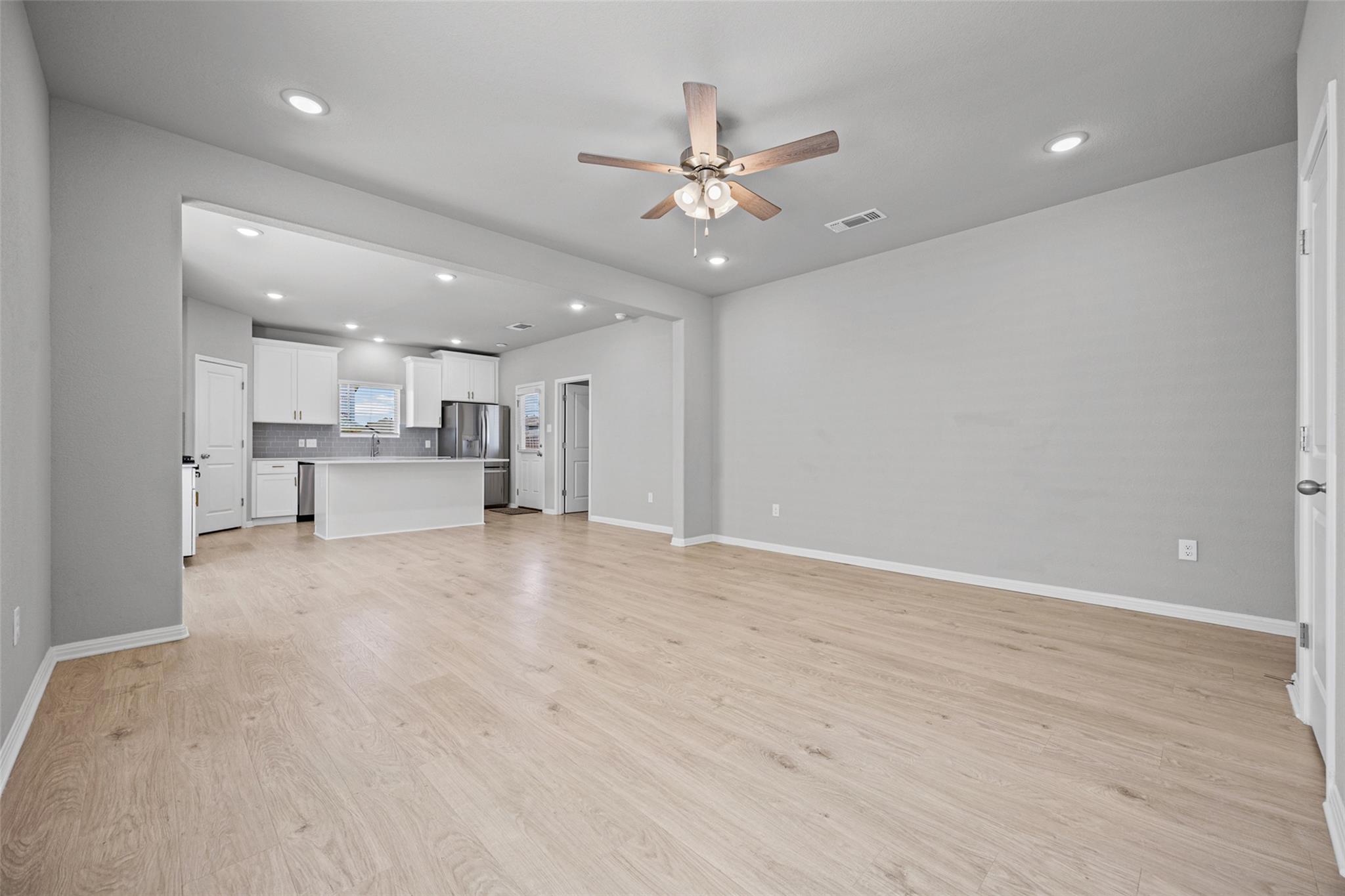 142 Goosewinged Dr Property Photo 4