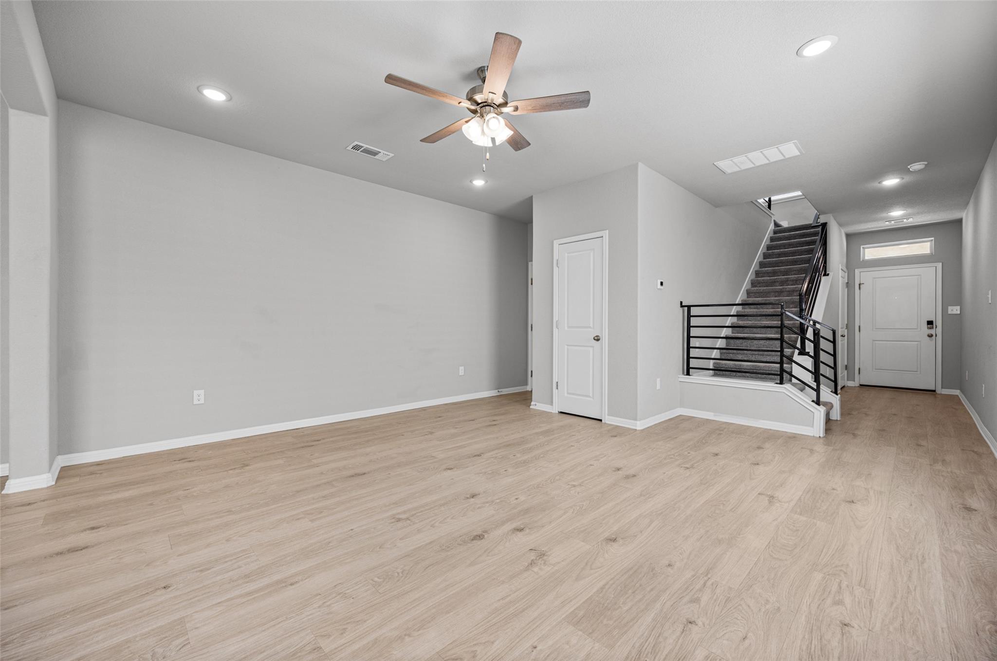 142 Goosewinged Dr Property Photo 5