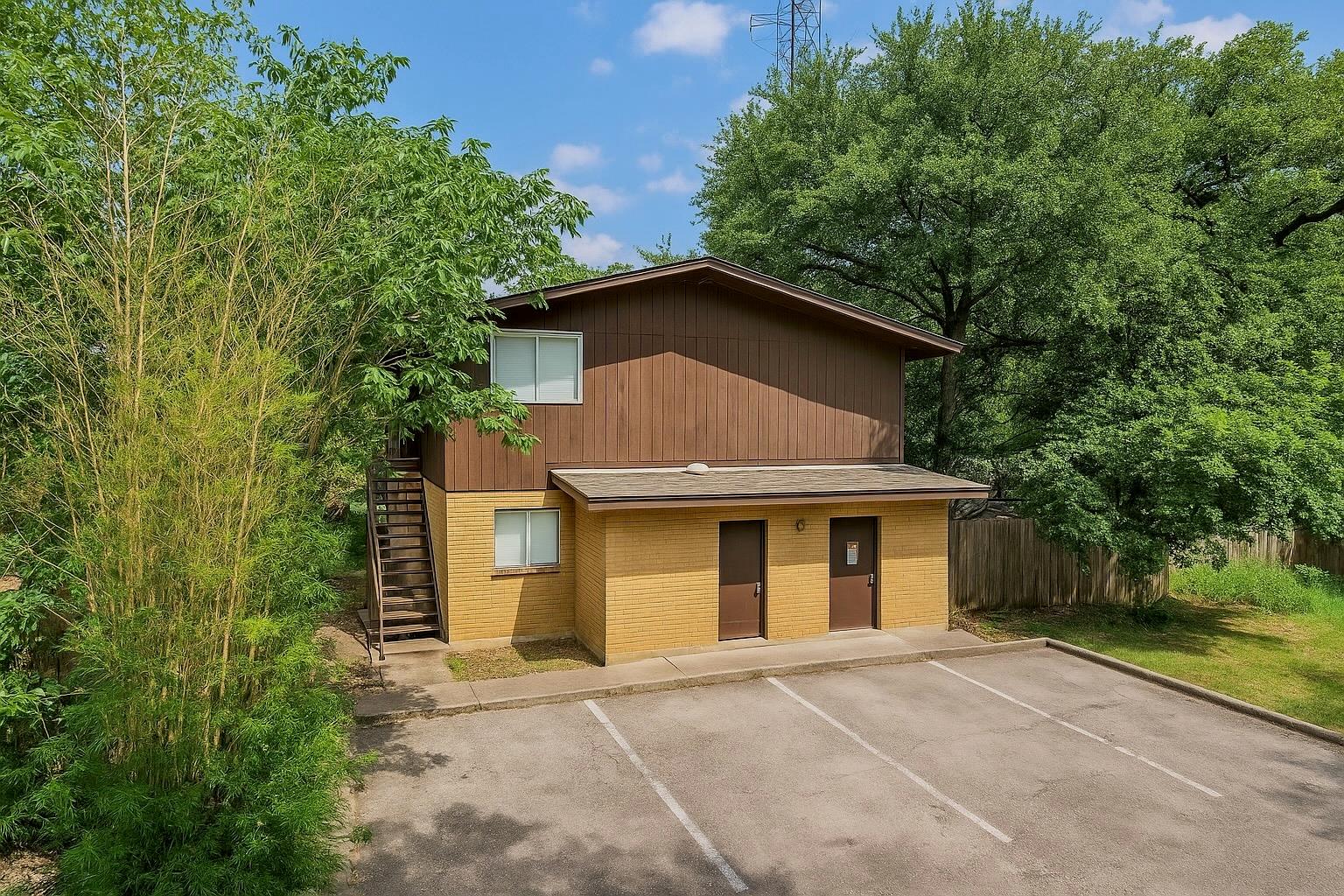 913 W Lynn St Property Photo 4