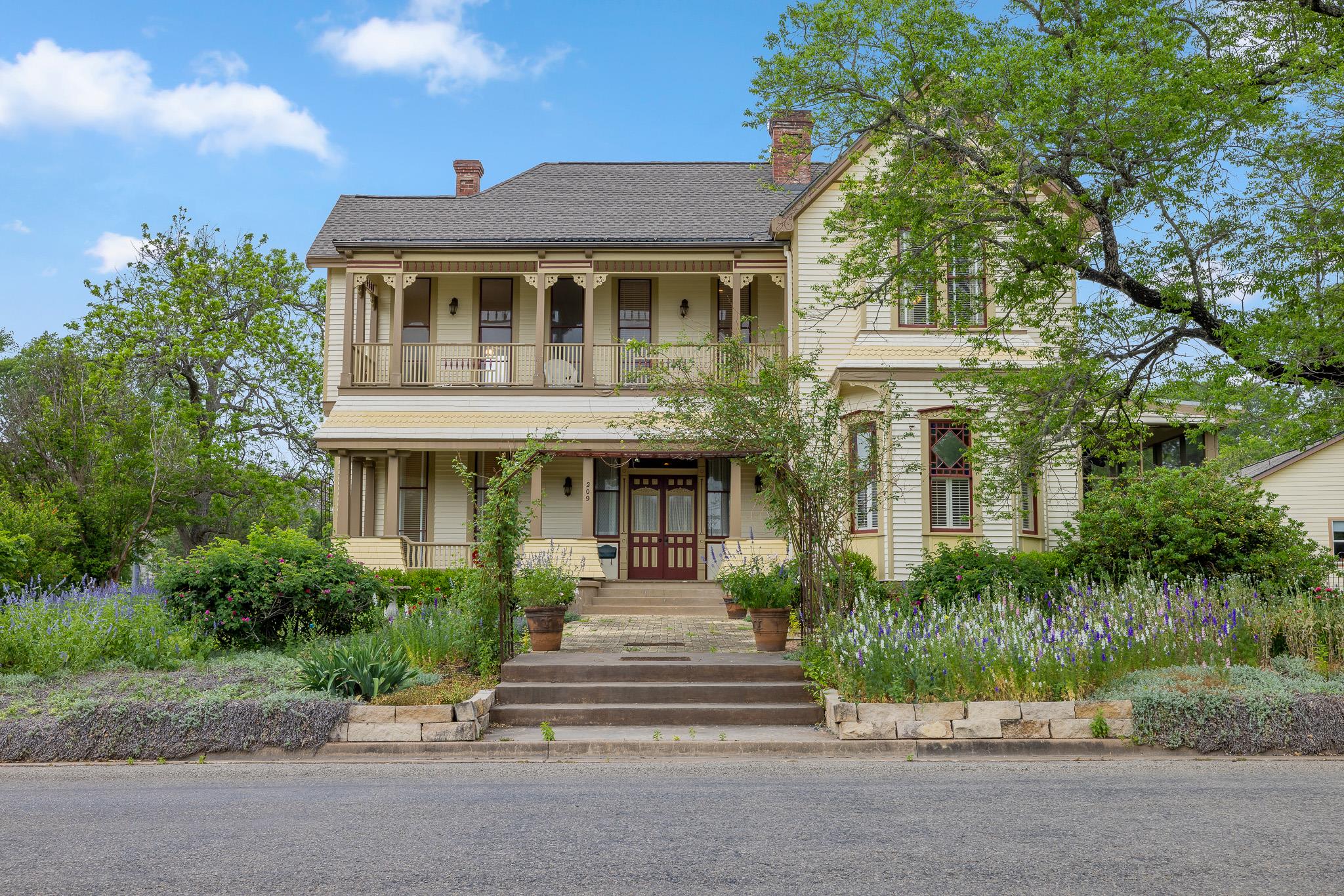 209 E Fannin St Property Photo