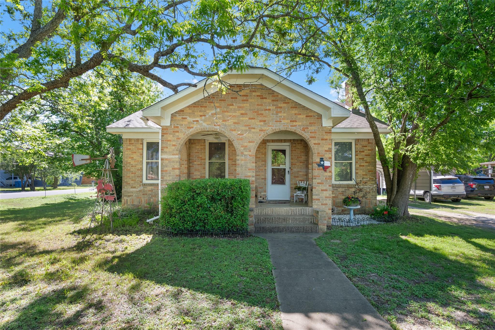 215 Taylor Rd Property Photo