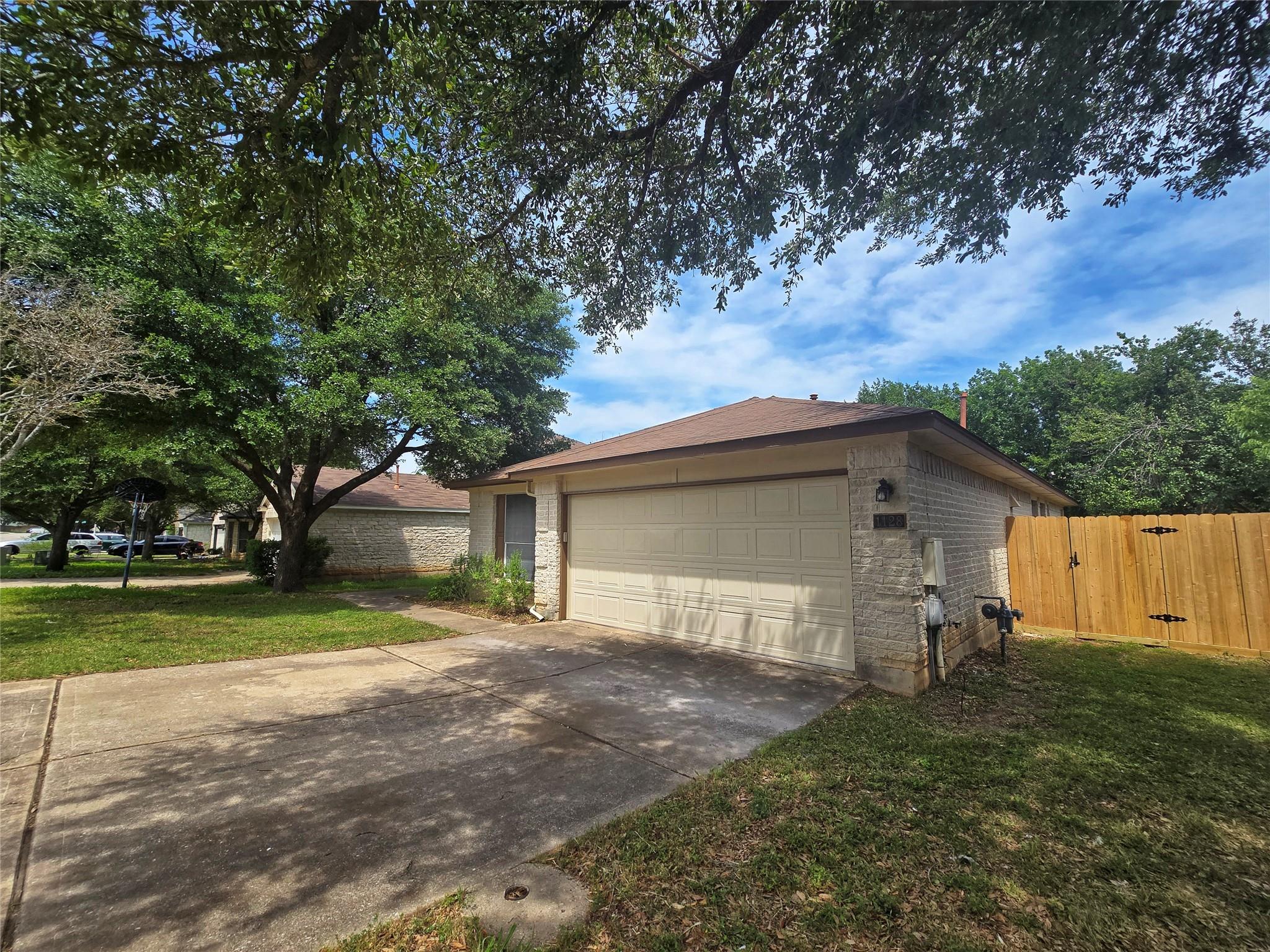 1128 Brashear Ln Property Photo 3