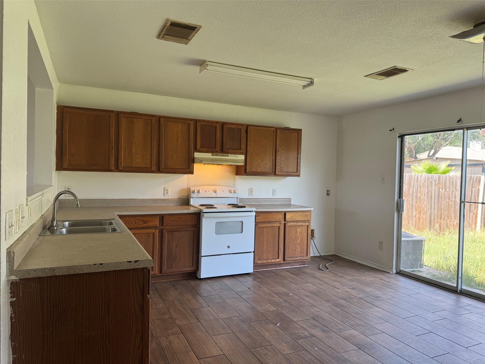 13524 Coomes Dr Property Photo 3