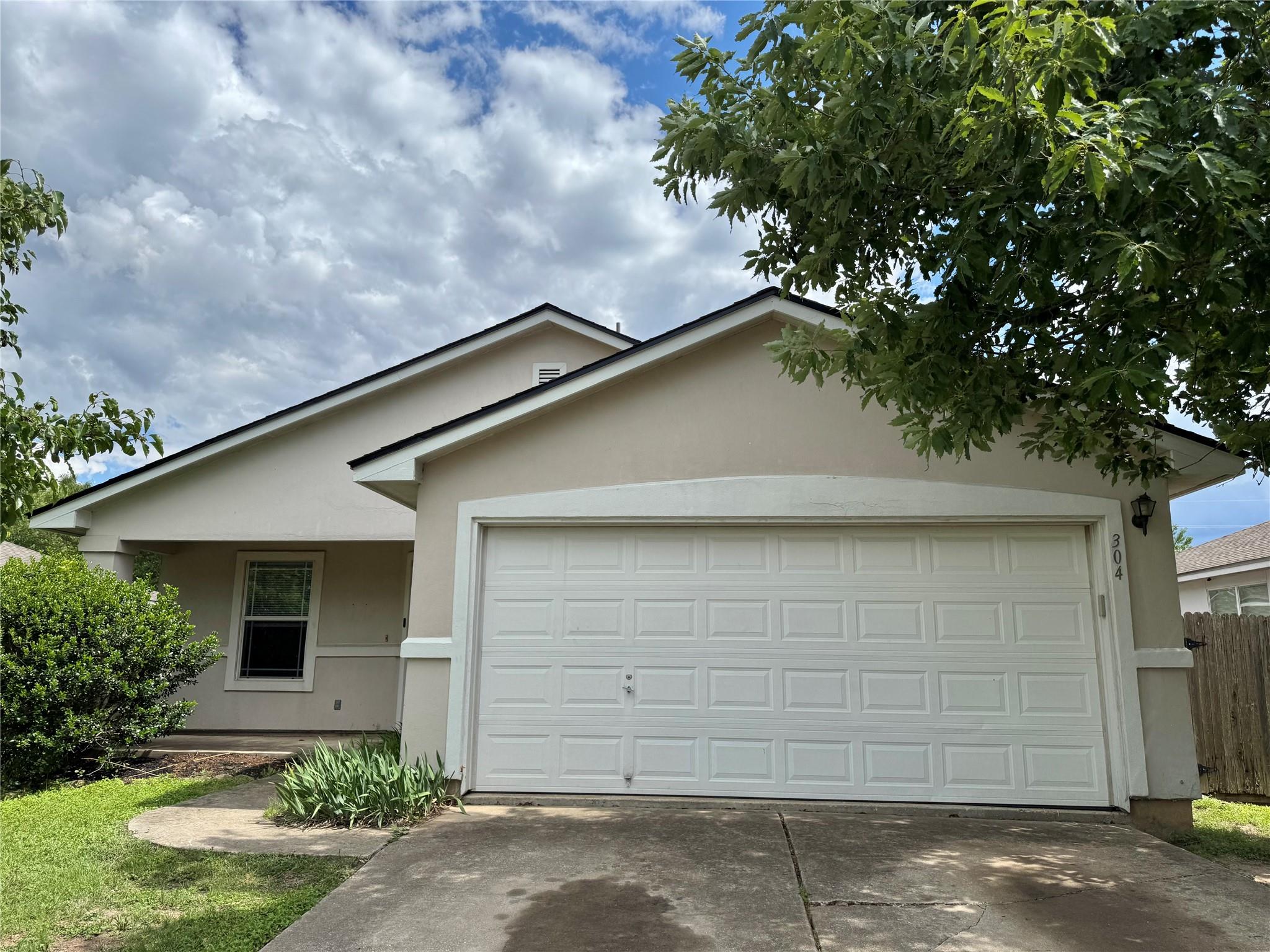304 Golden Gate Dr Property Photo