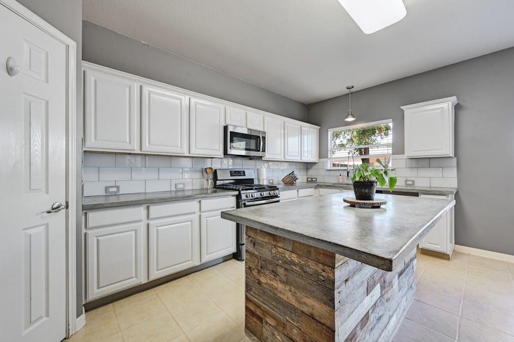 3916 Bronco Bend Loop Property Photo 3
