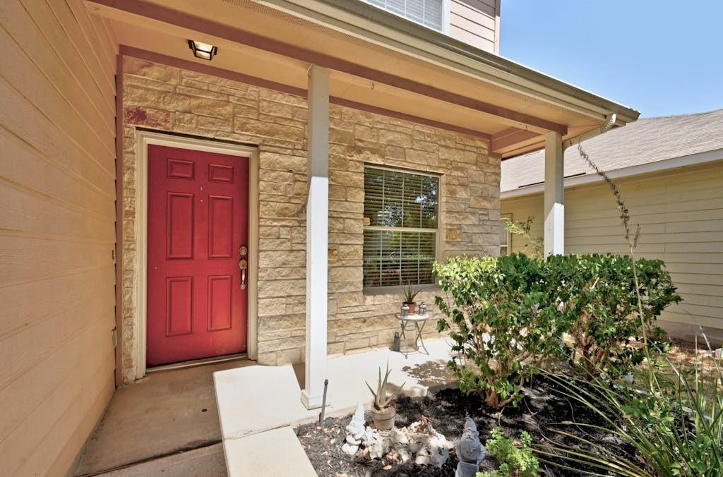 3916 Bronco Bend Loop Property Photo 6