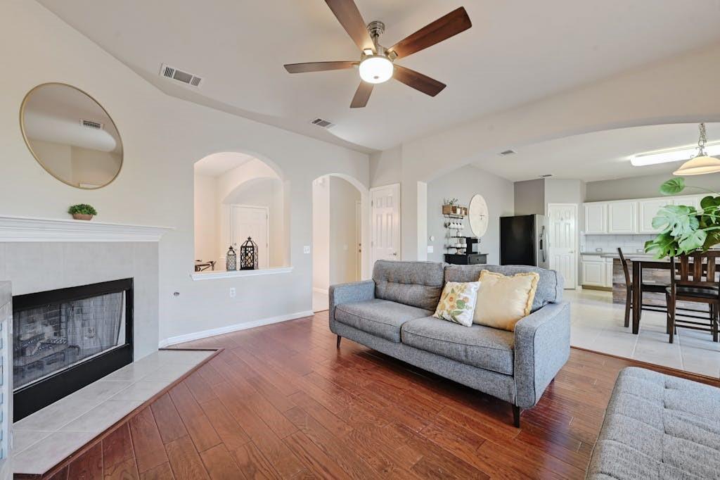 3916 Bronco Bend Loop Property Photo 10
