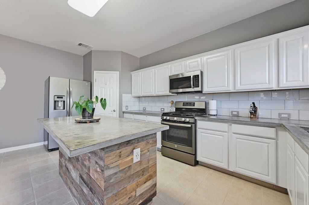 3916 Bronco Bend Loop Property Photo 14