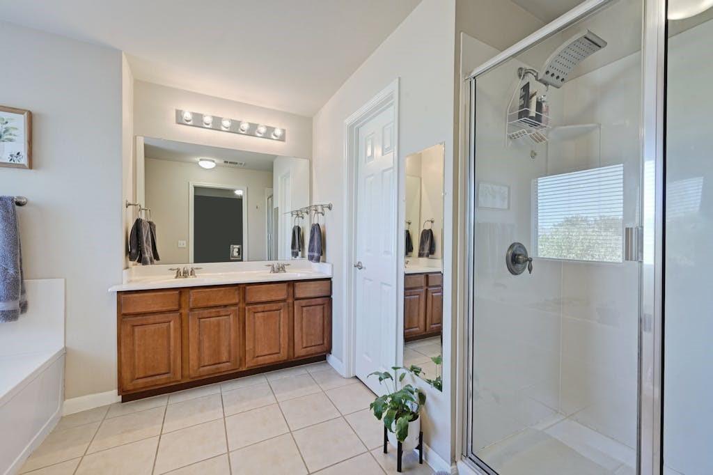 3916 Bronco Bend Loop Property Photo 20
