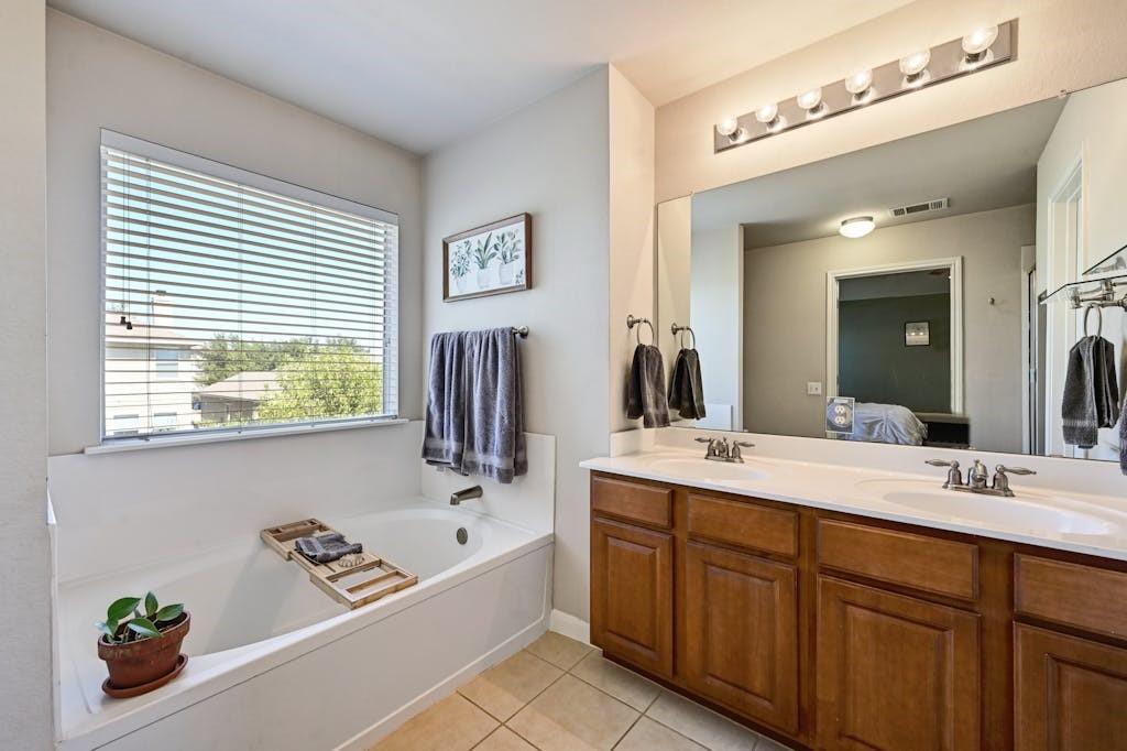3916 Bronco Bend Loop Property Photo 21