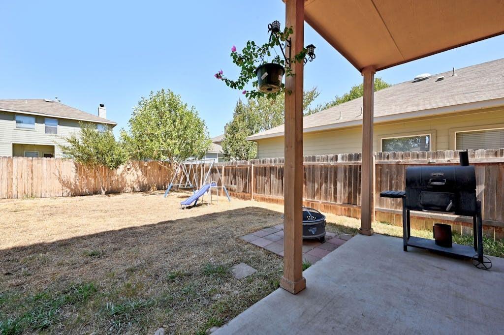 3916 Bronco Bend Loop Property Photo 26