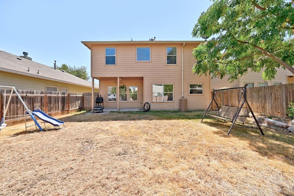 3916 Bronco Bend Loop Property Photo 29