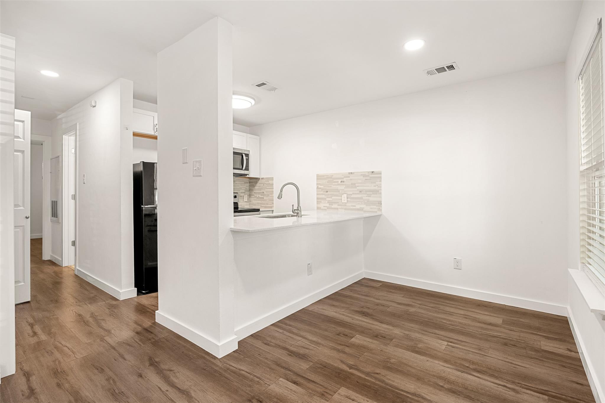 6409 Burns St #106 Property Photo 4