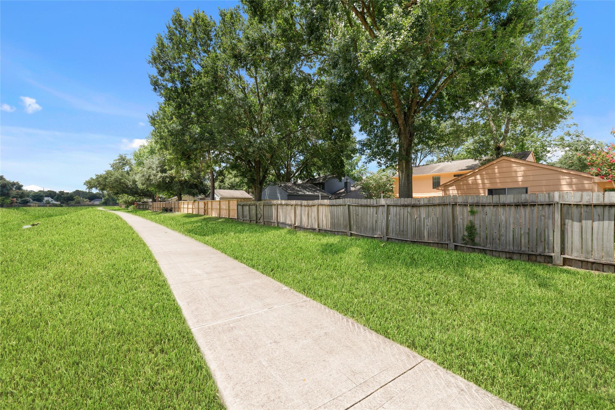 8406 Pine Falls Dr Property Photo 5