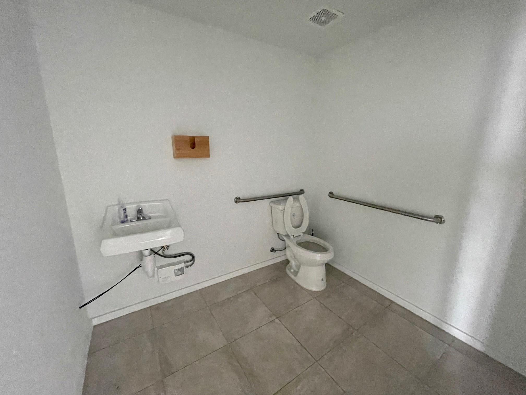 1427 N Austin St Property Photo 7