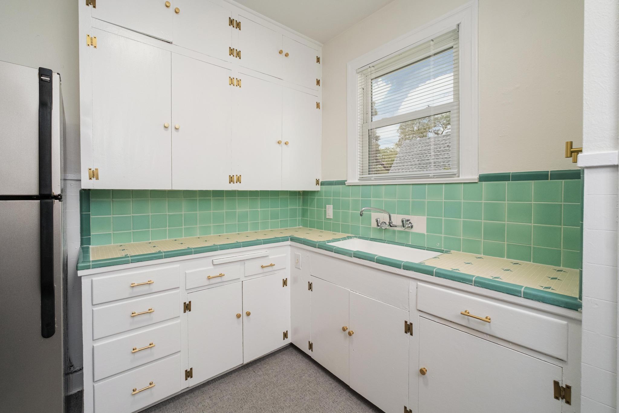 2012 Enfield Rd #unit B Property Photo 6