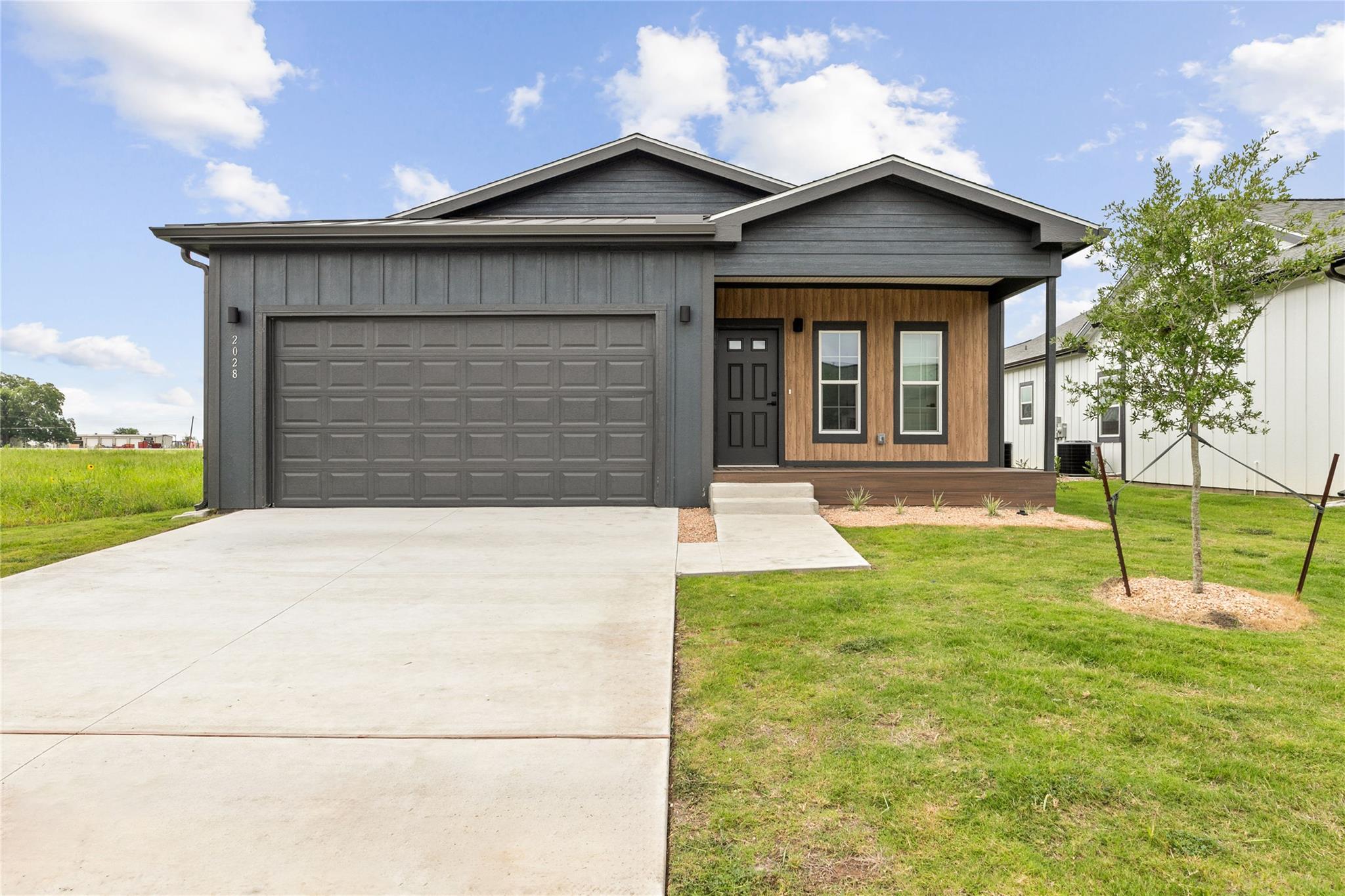 2028 Applewood Dr Property Photo 1