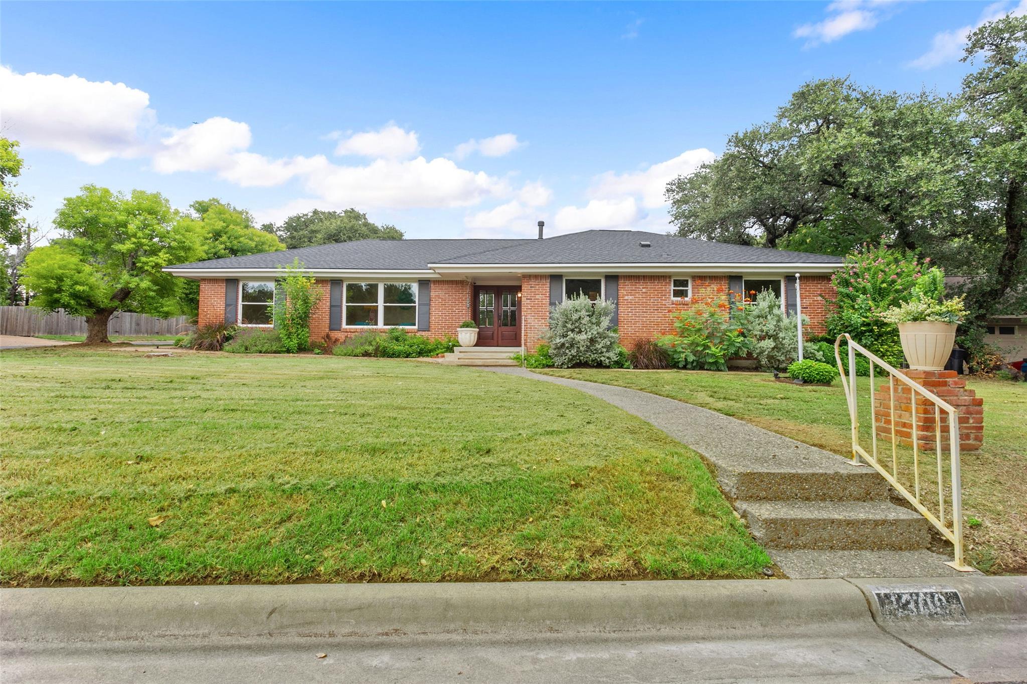 1308 Cardinal Hill Cir Property Photo 2