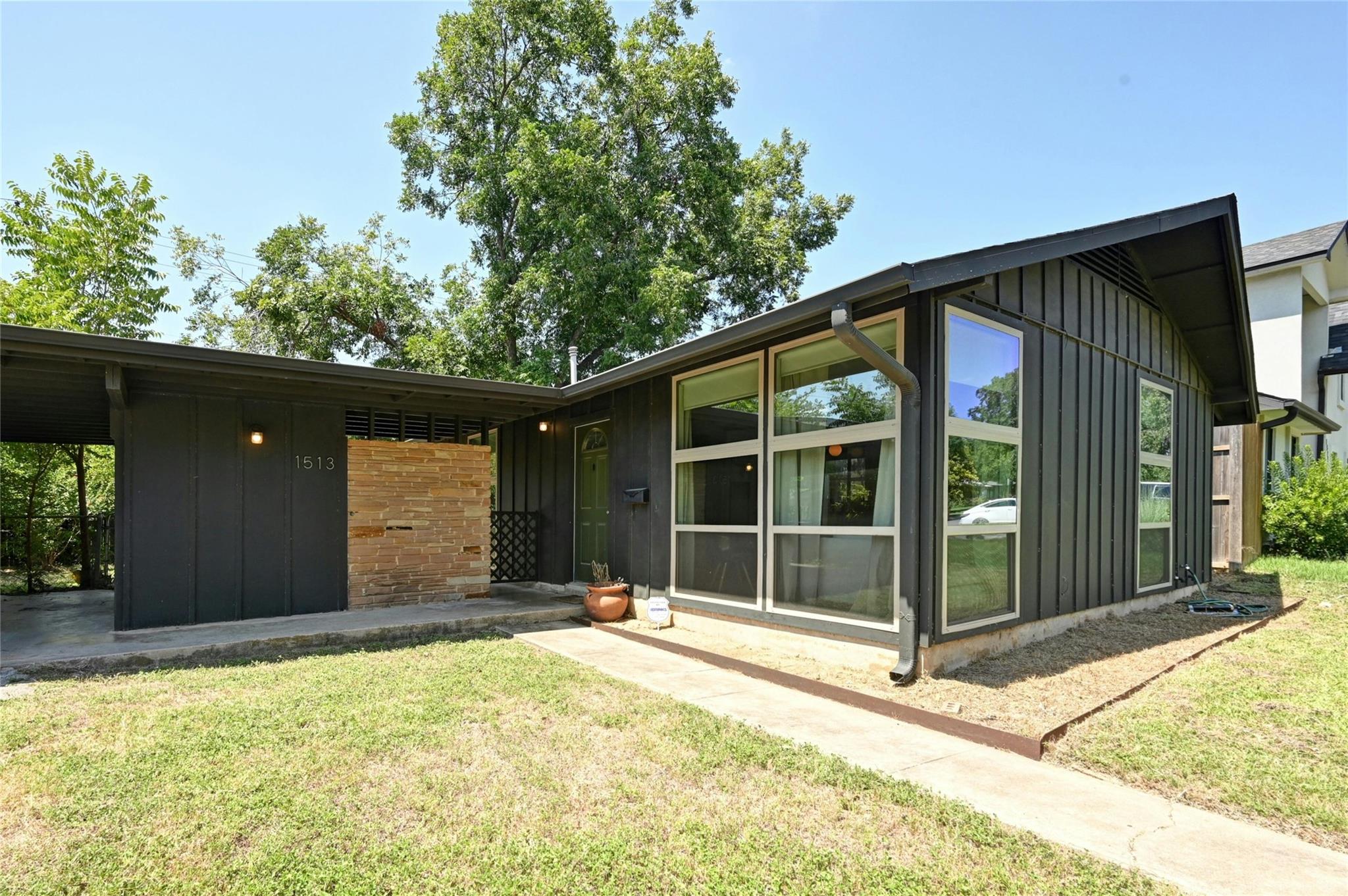1513 Corona Dr Property Photo 2