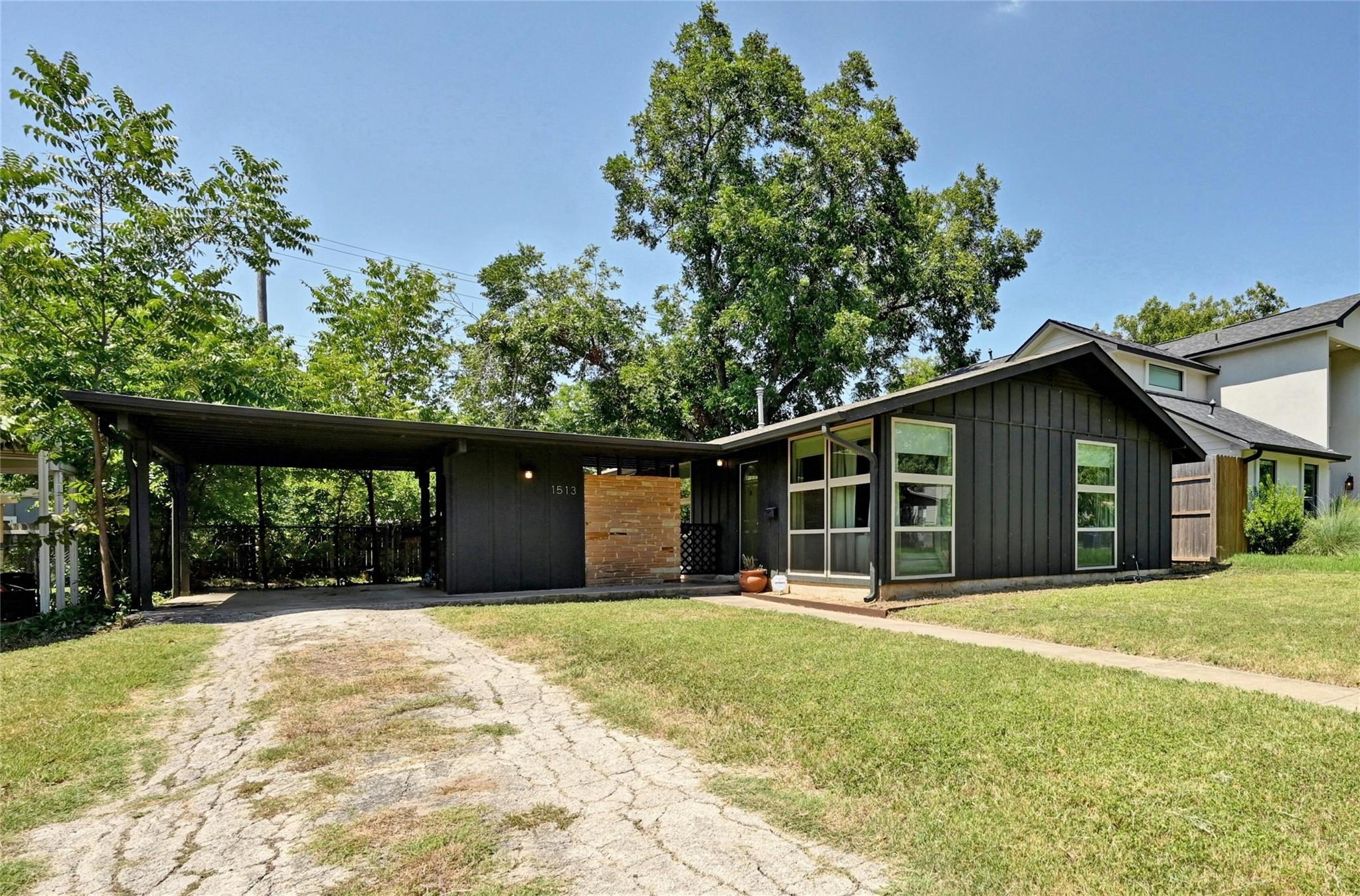 1513 Corona Dr Property Photo 3