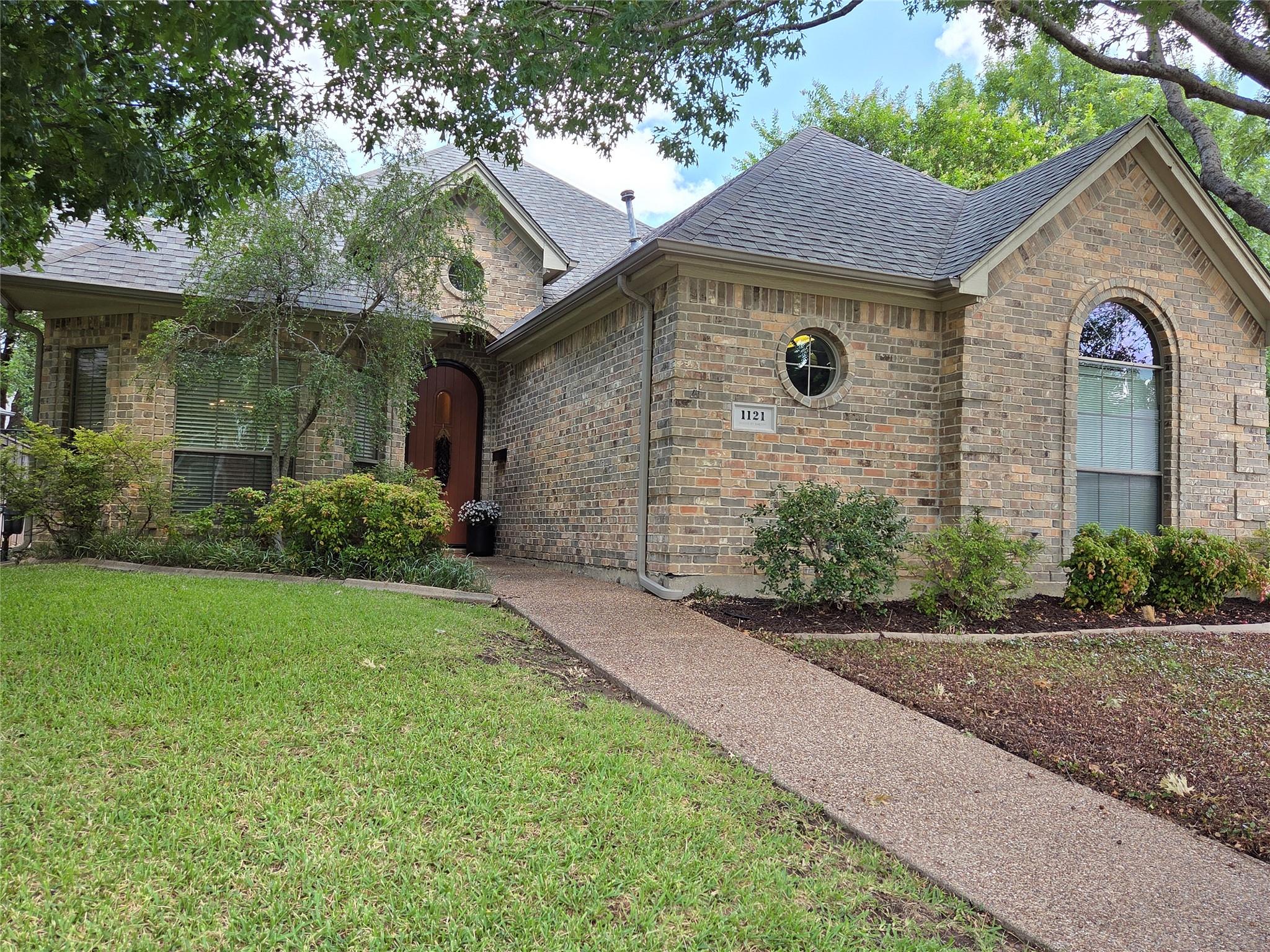1121 Gabriel Ln Property Photo 1