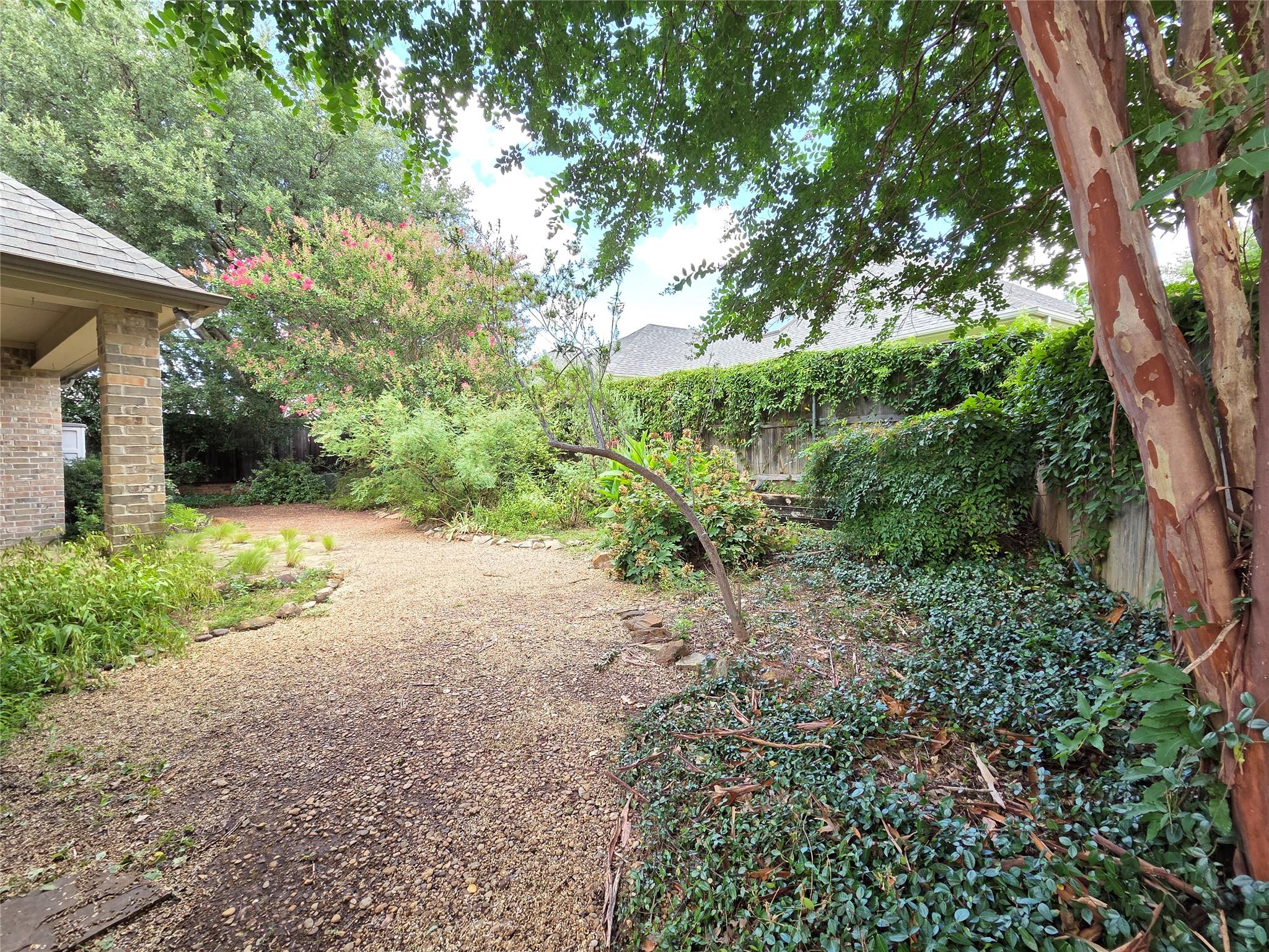 1121 Gabriel Ln Property Photo 5