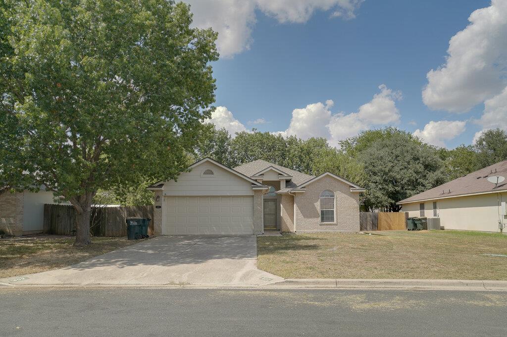 402 Hickory Tree Dr Property Photo 1