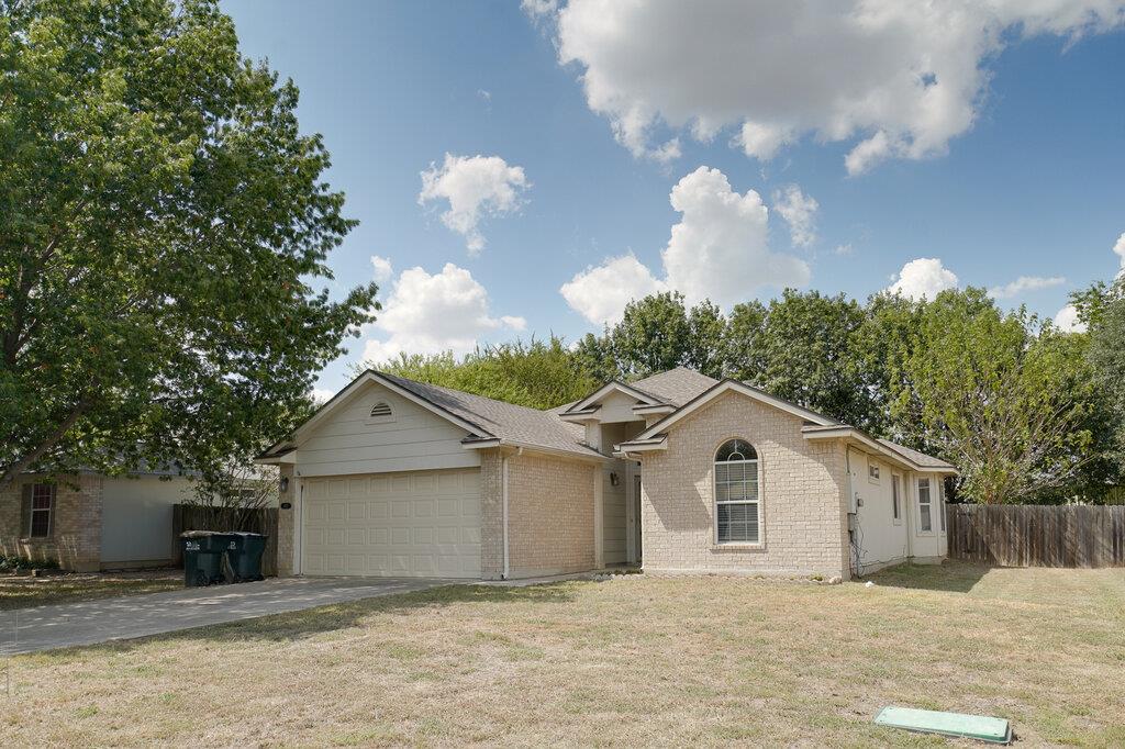 402 Hickory Tree Dr Property Photo 2