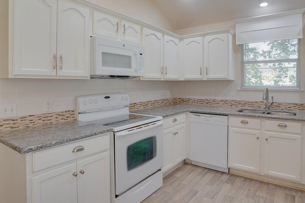 402 Hickory Tree Dr Property Photo 3
