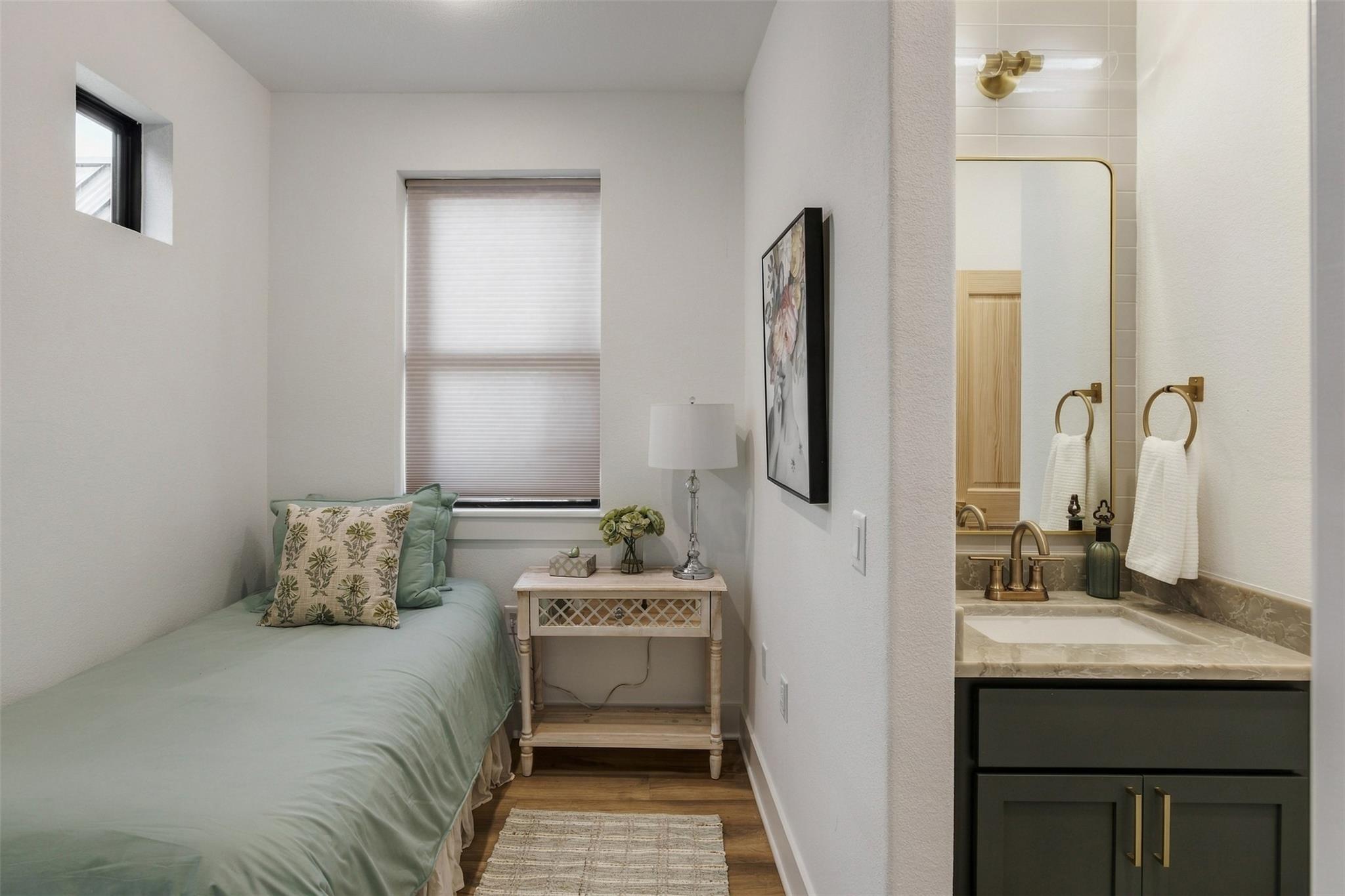 605 E 55th St #6 Property Photo 8