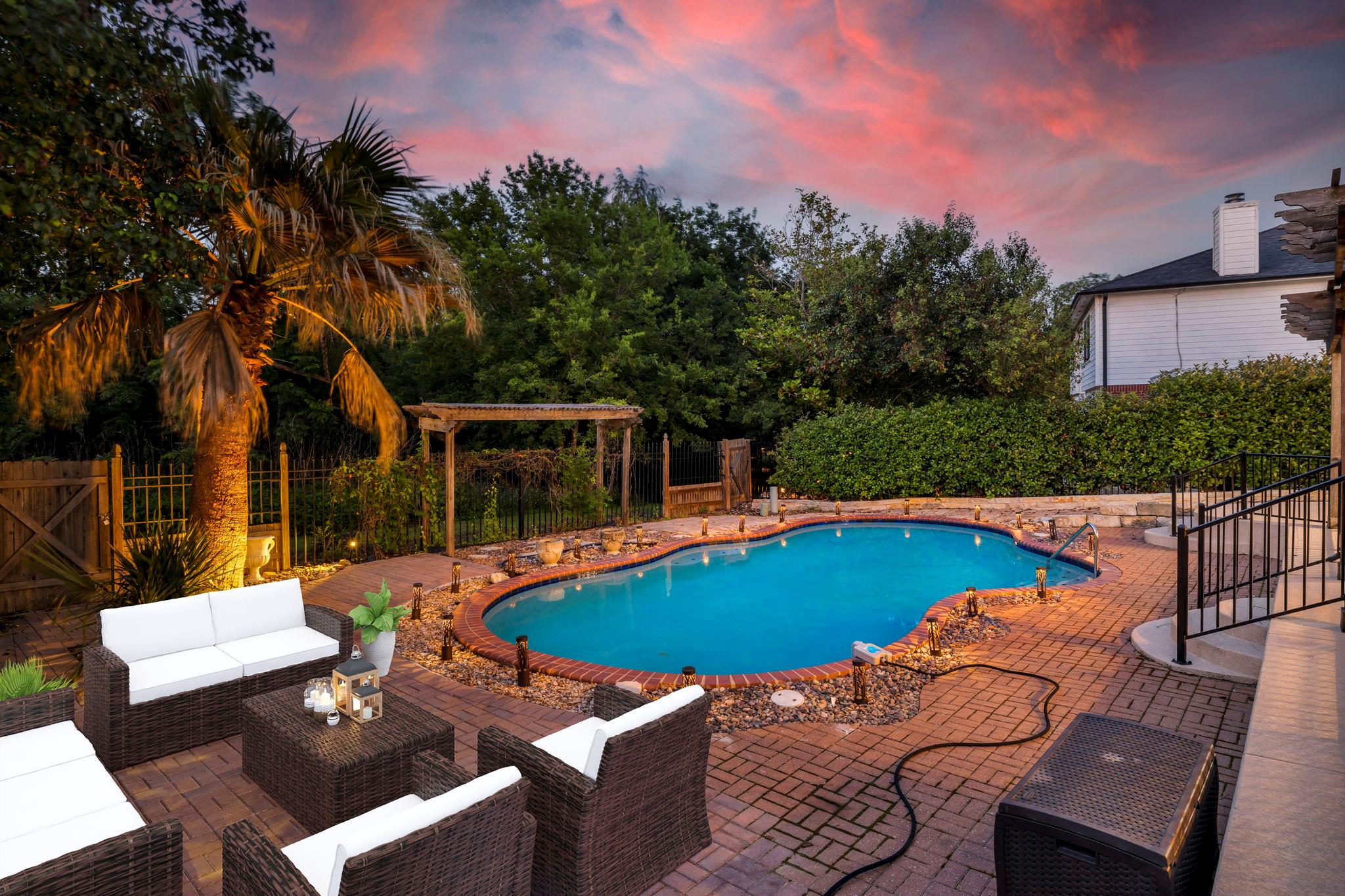 6806 Thistle Hill Way Property Photo