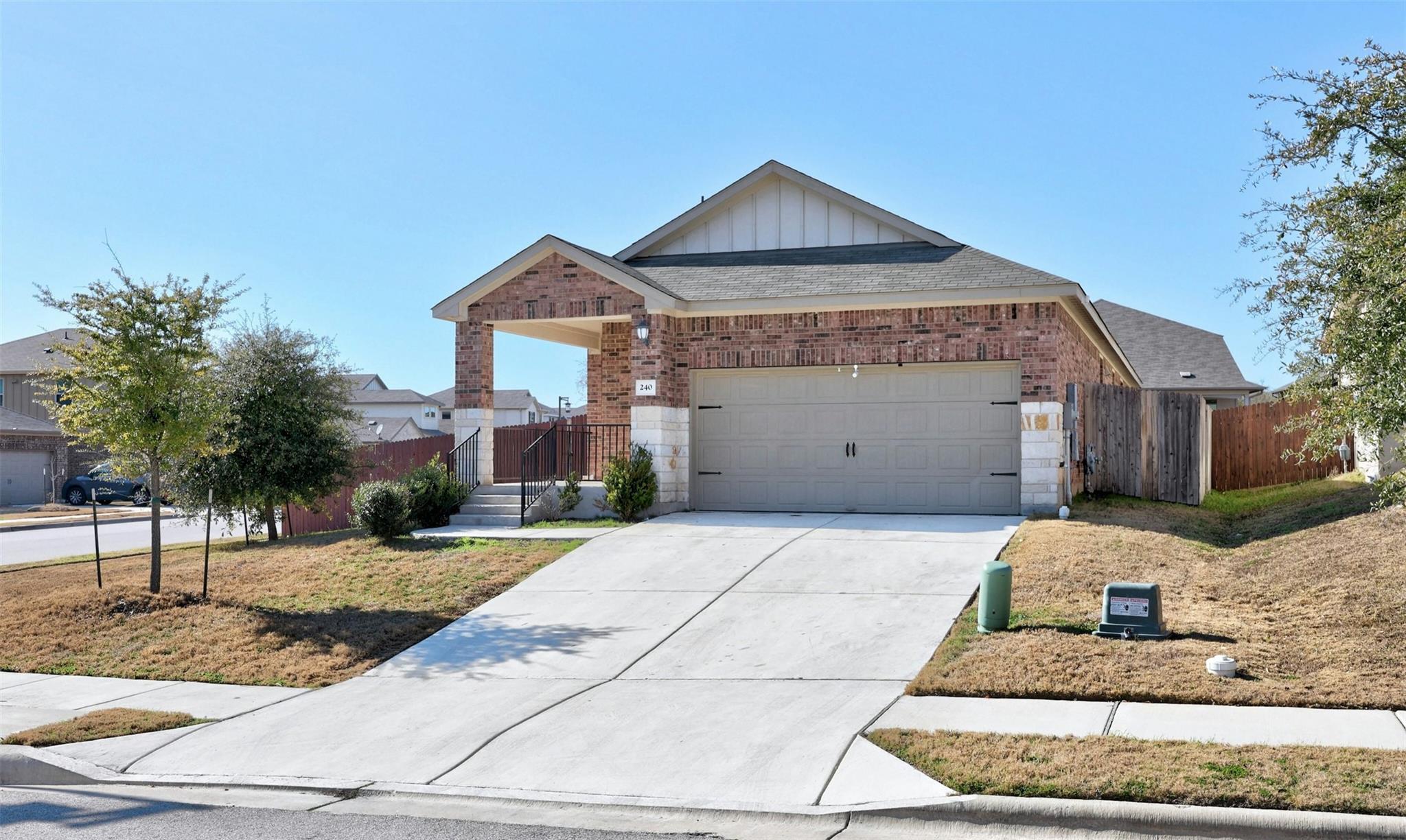 240 Nw Mcfarland St Property Photo 3