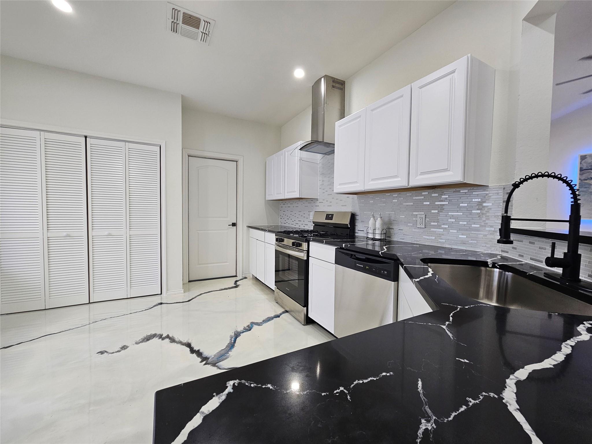 11806 Prairie Hen Ln Property Photo 9