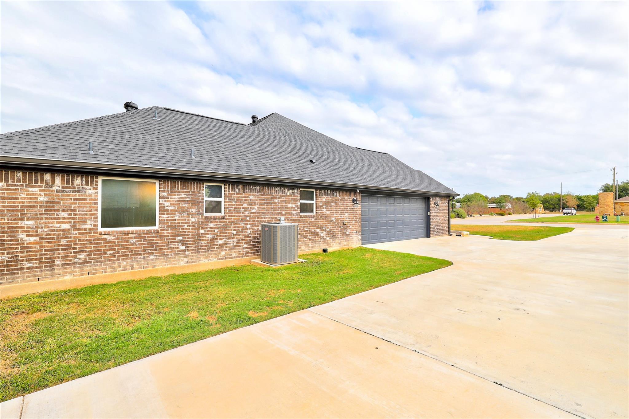 8213 Collins Creek Dr Property Photo 34