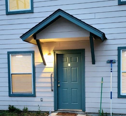 519 W Hutchison St #c Property Photo 2