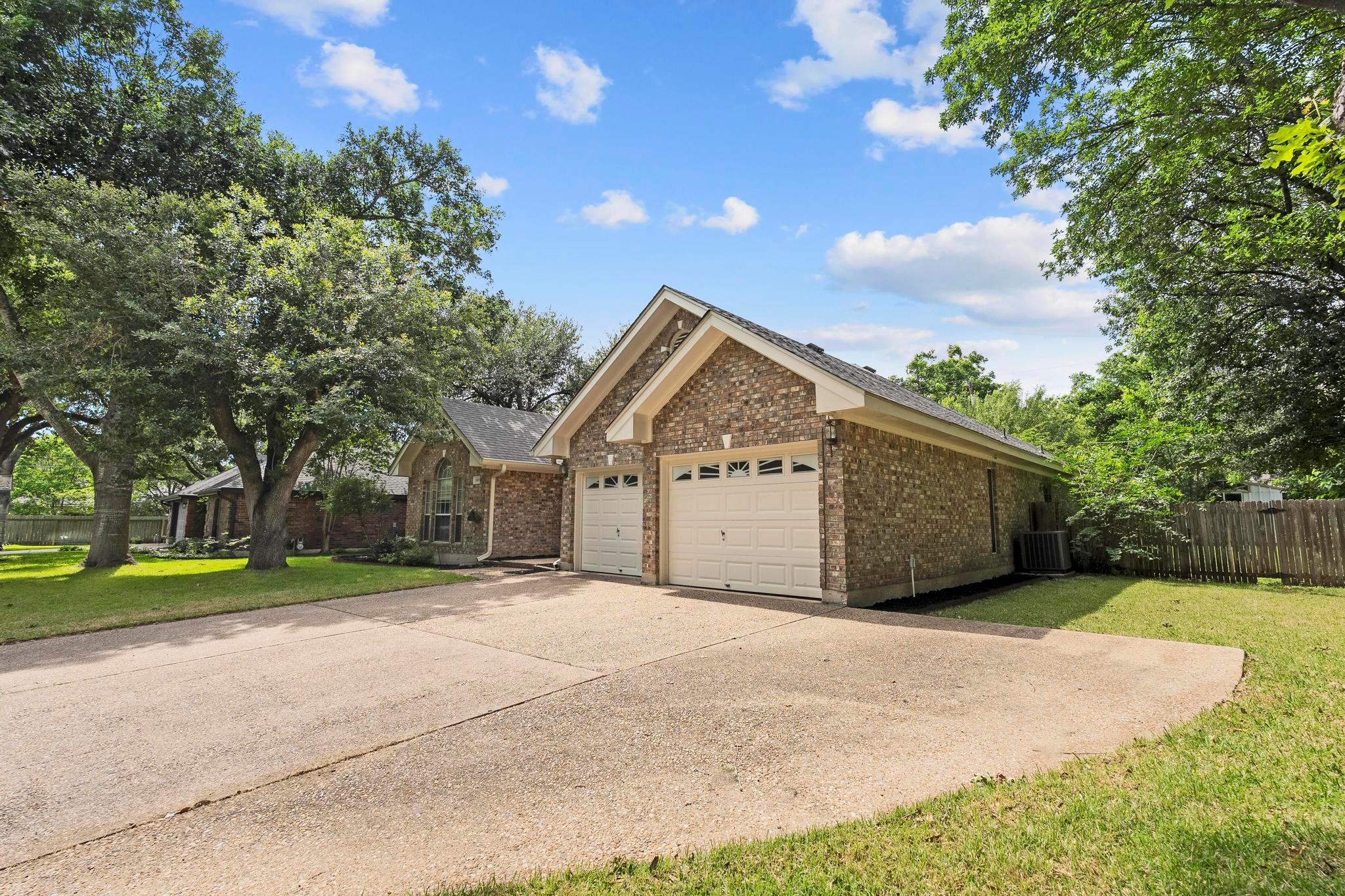 1906 Meadow Ridge Dr Property Photo 2