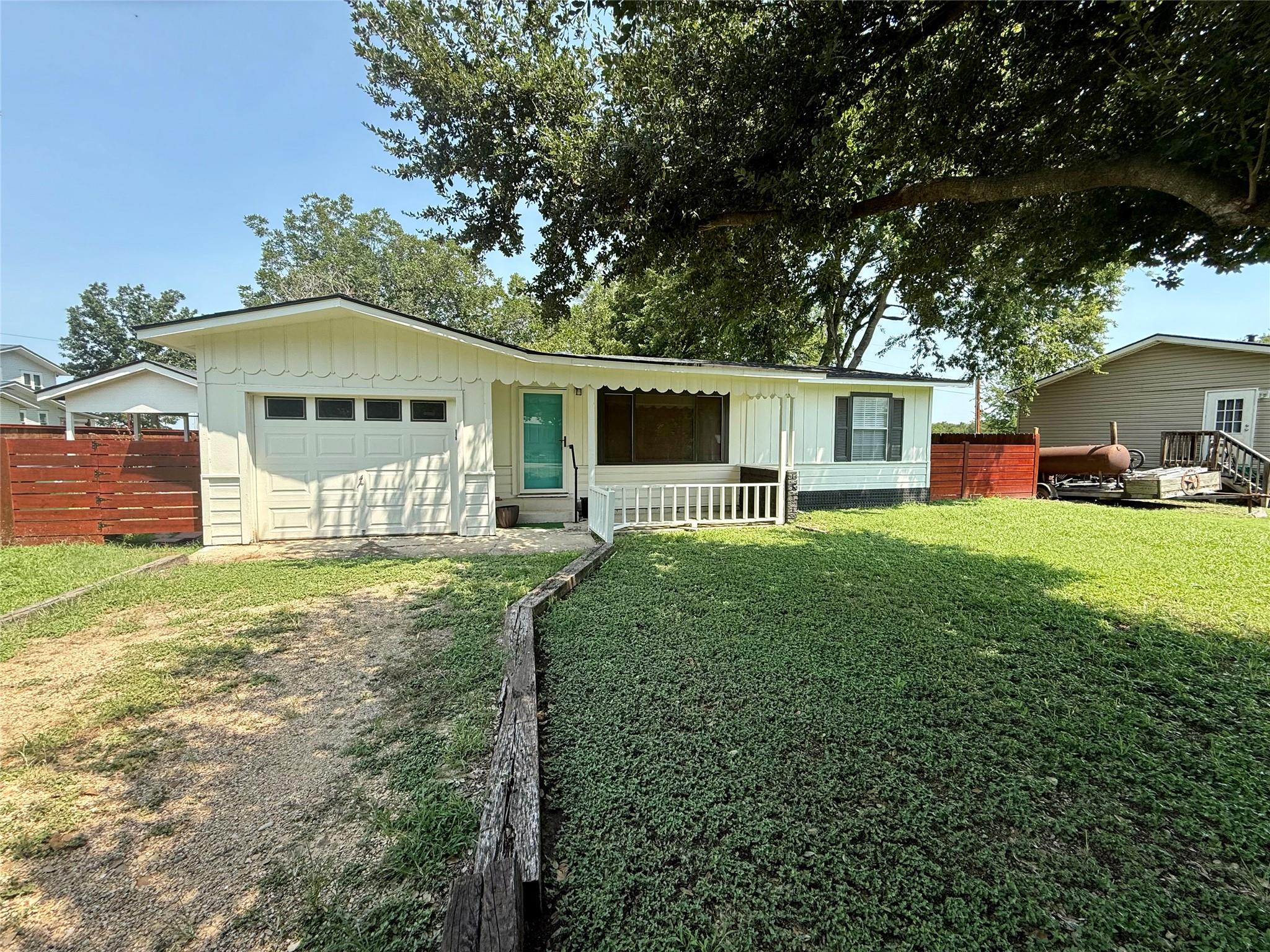 204 Roepke St Property Photo 1