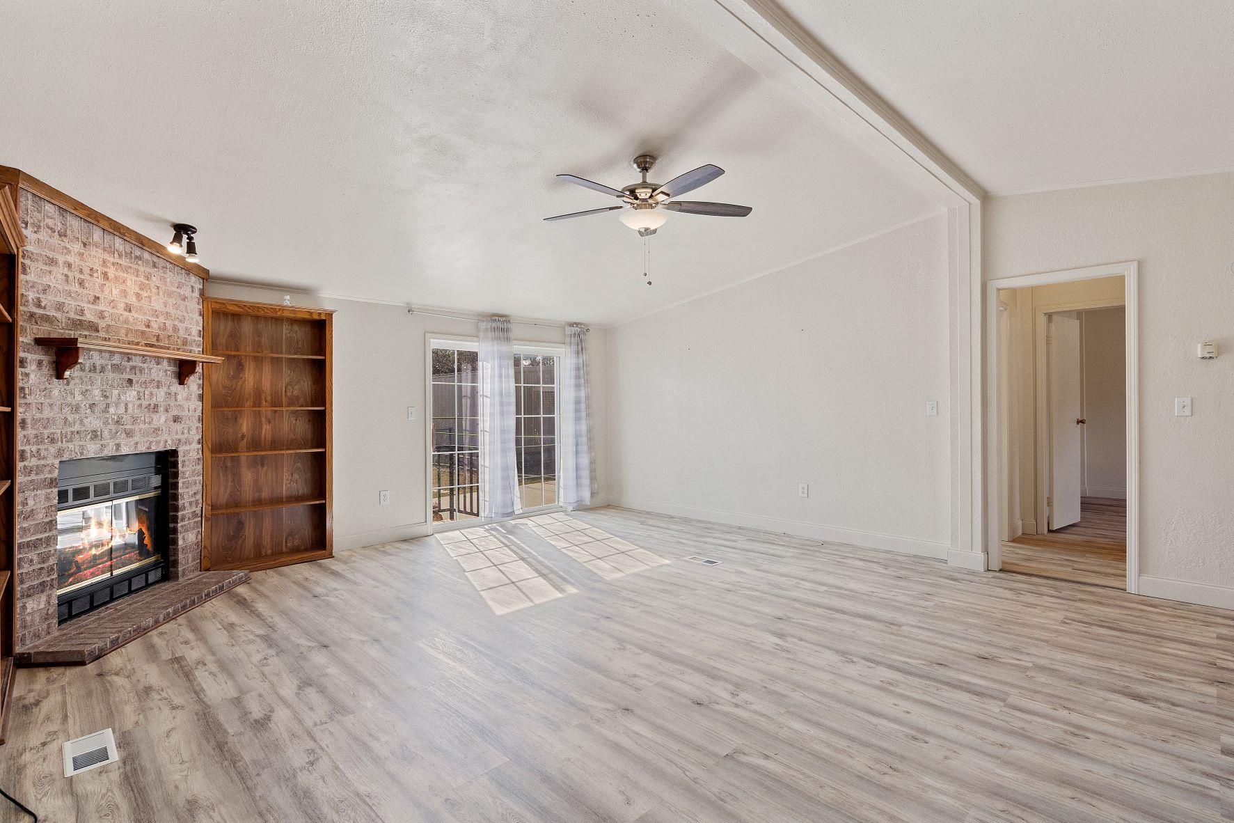 502 E Pecan Dr Property Photo 2