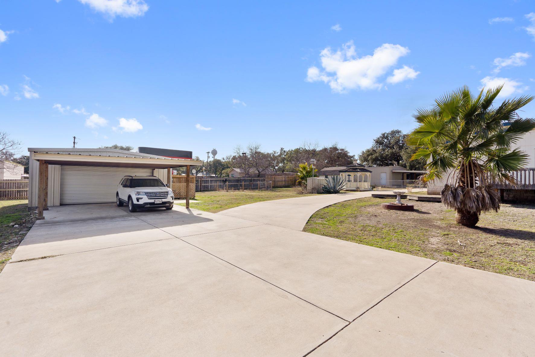 502 E Pecan Dr Property Photo 3