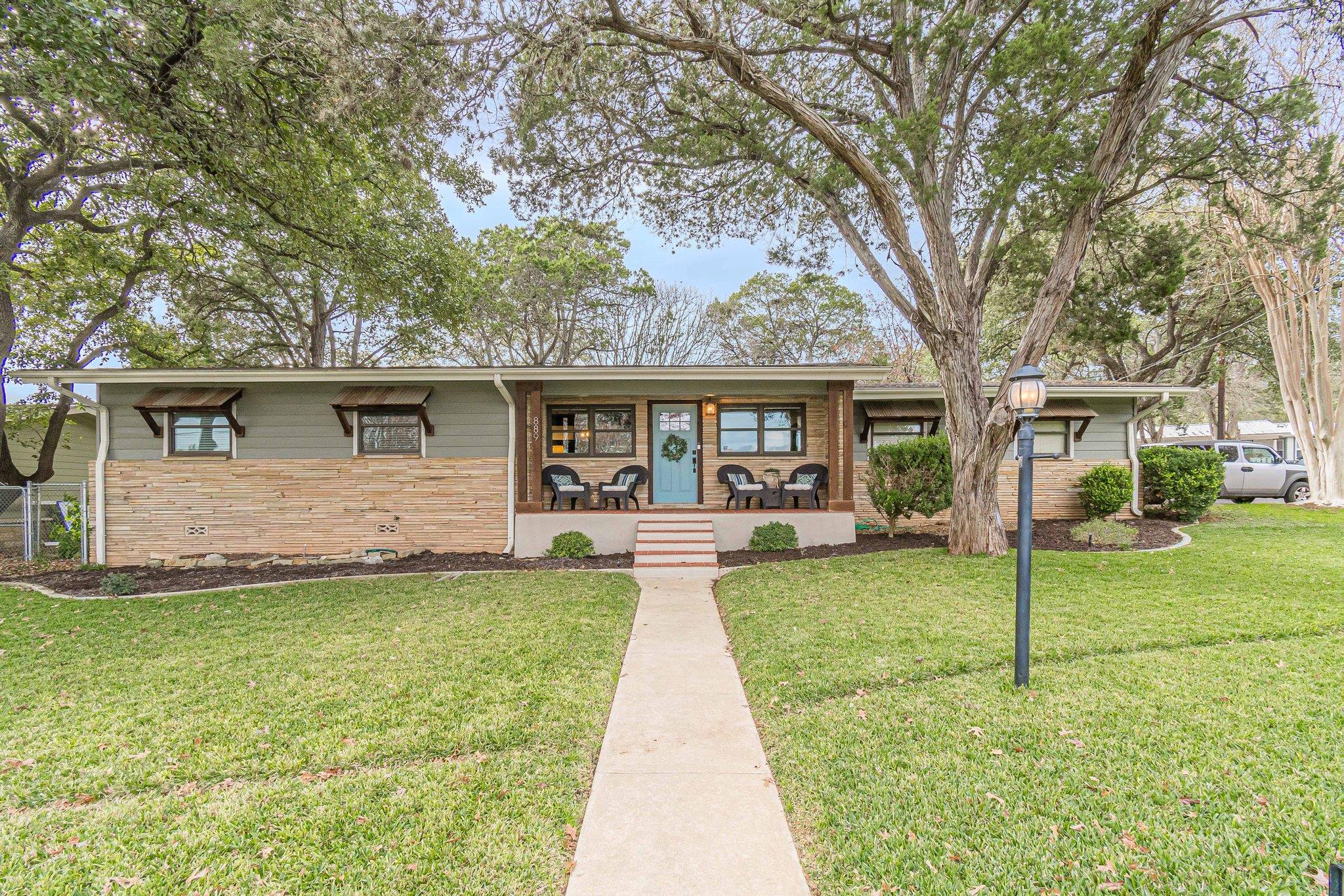 889 Oak Ln Property Photo