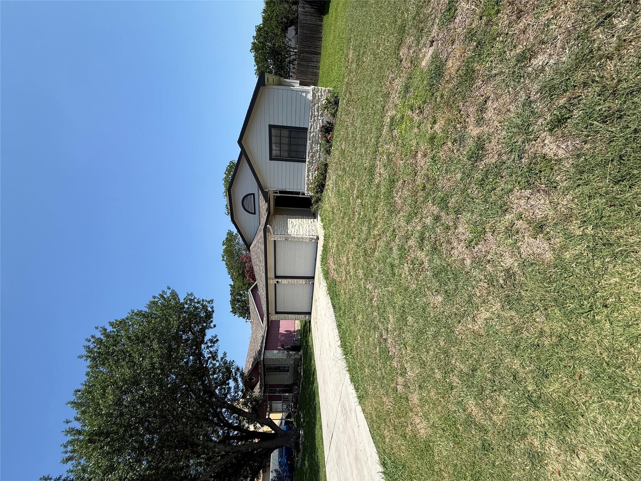 1100 E Logan St Property Photo 1