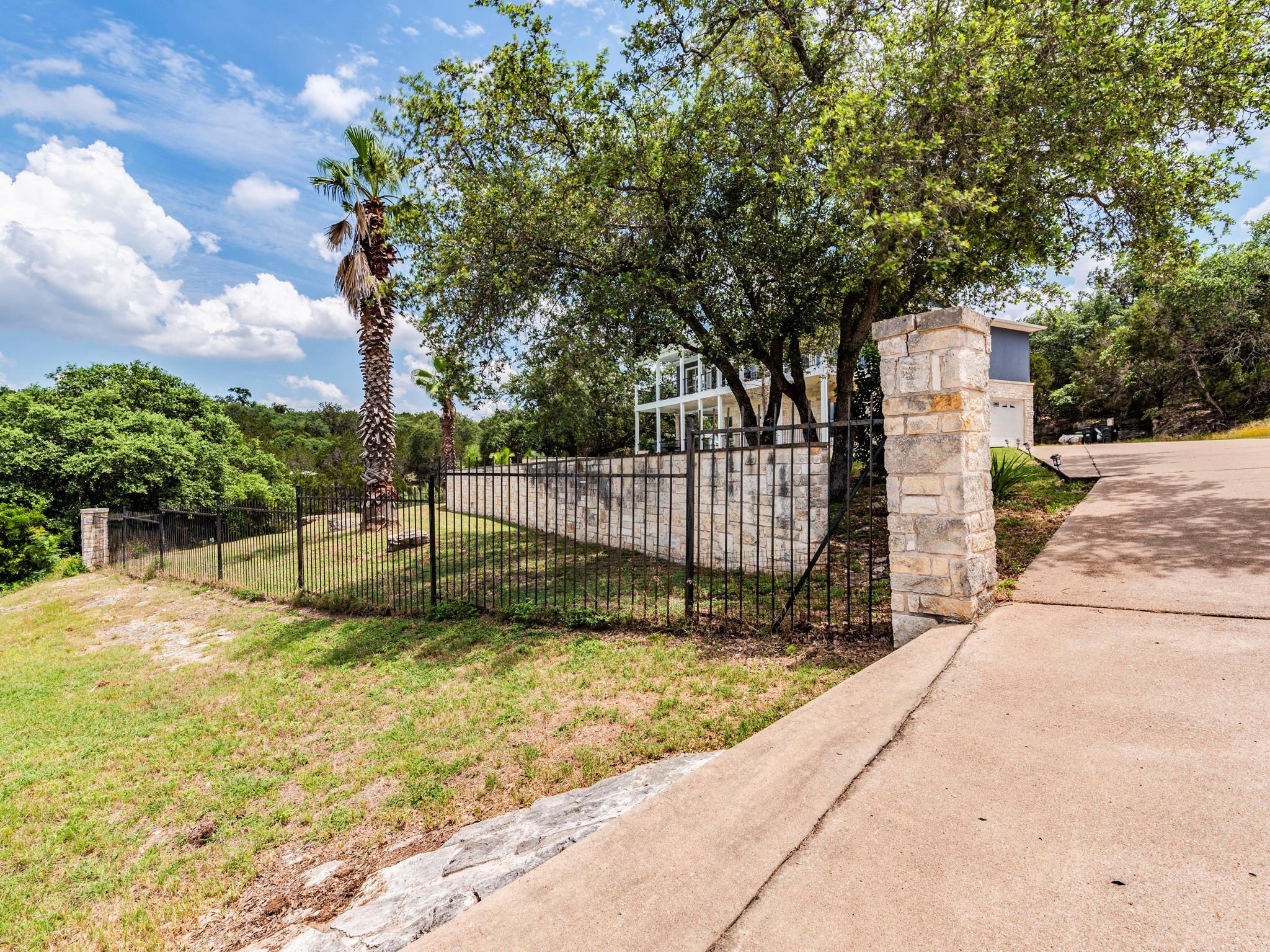 22401 Briarview Dr Property Photo 3