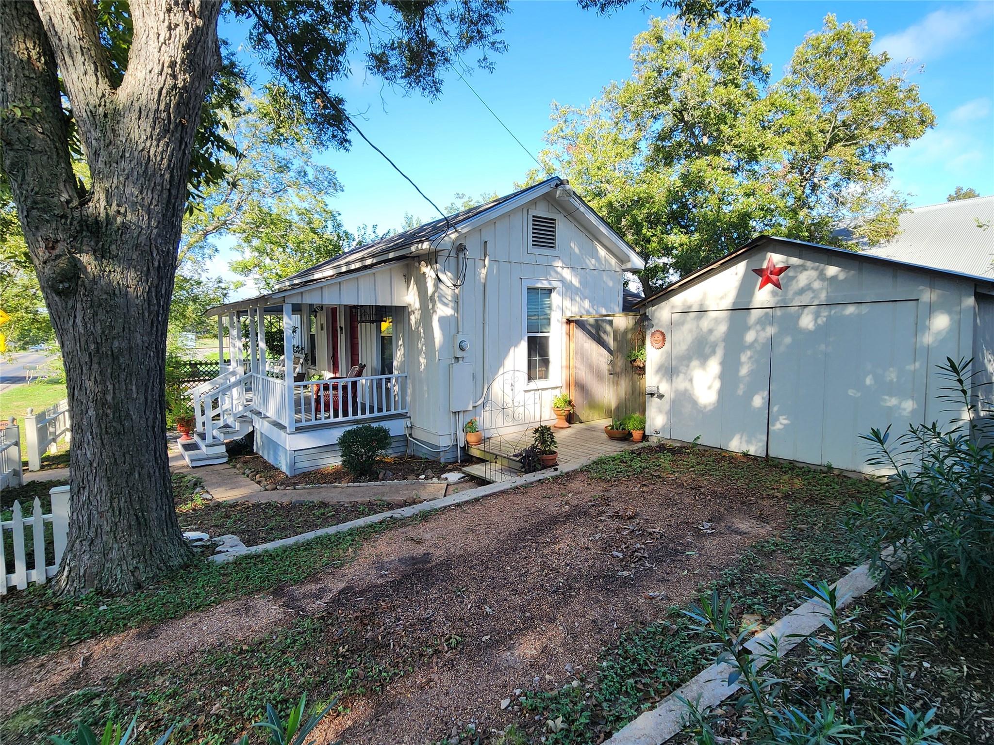 307 W Market St Property Photo 4