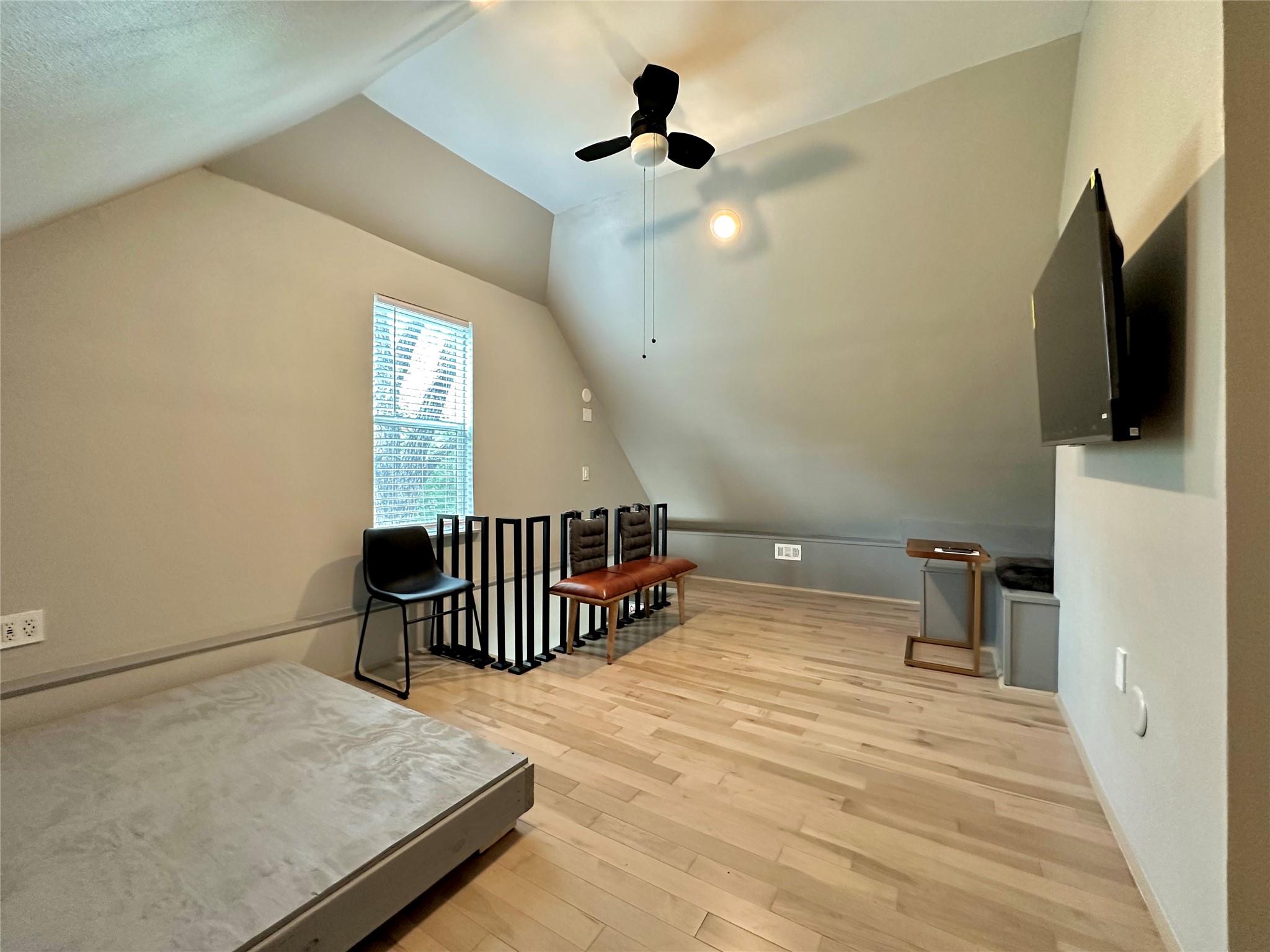 914 E 39th St #2 Property Photo 17