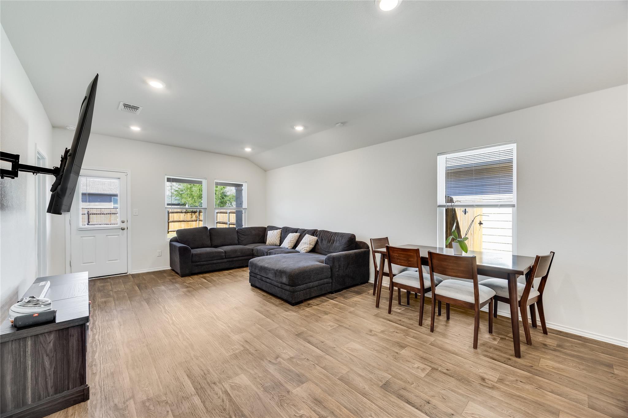 17409 Ginning Ct Property Photo 4