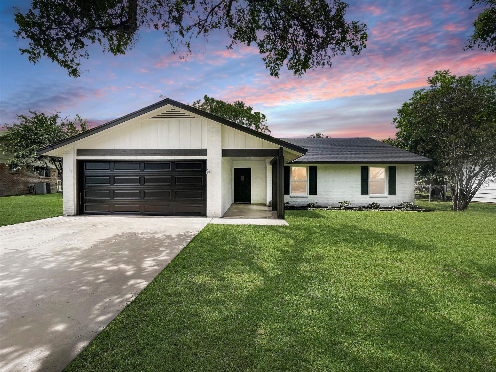 313 Golden Oaks Dr Property Photo 1