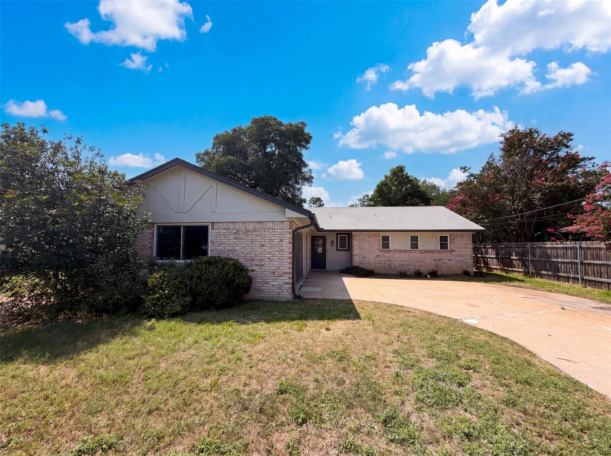 501 E Central Dr Property Photo 6