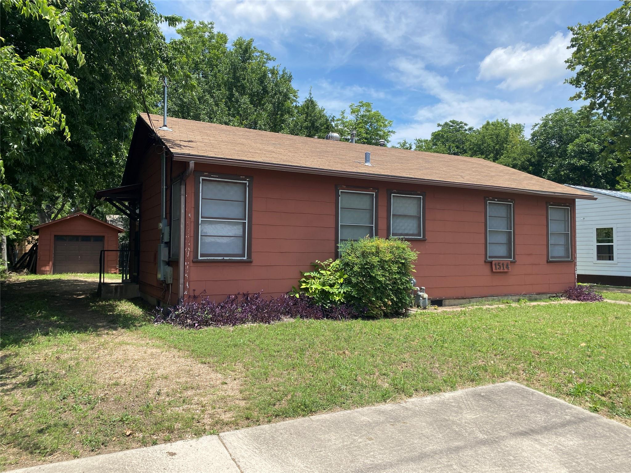 1514 W Koenig Ln Property Photo 1