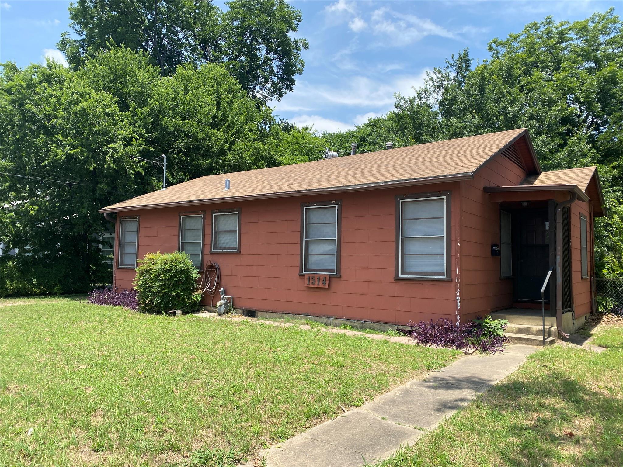 1514 W Koenig Ln Property Photo 2