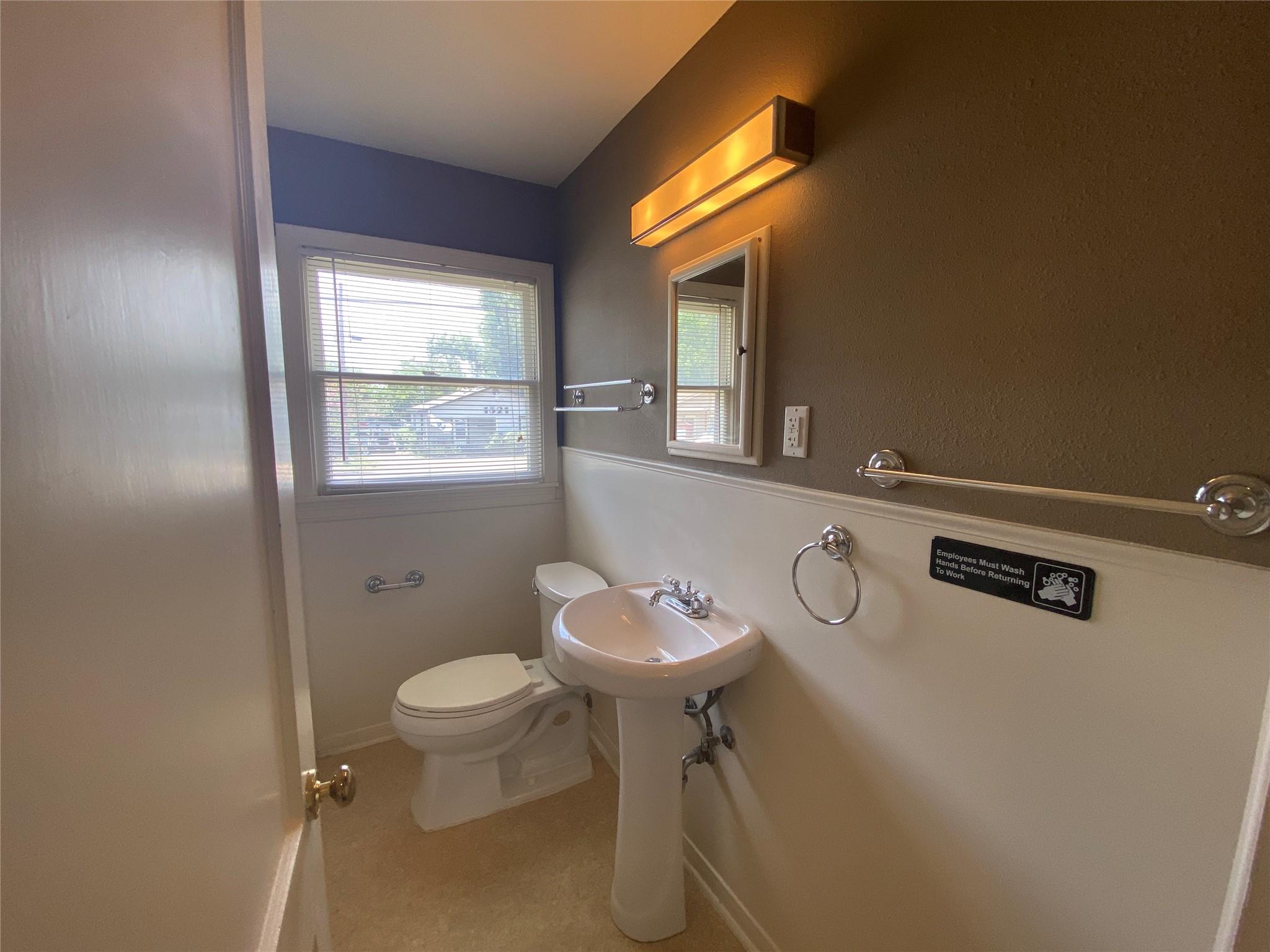 1514 W Koenig Ln Property Photo 6